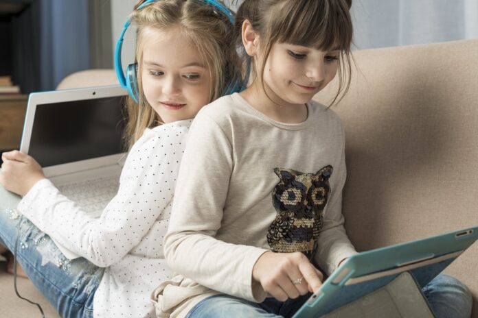 Zákaz sociálnych sietí nenaučí deti premýšľať o rizikách na internete, hovorí Brijáková. Foto - freepik