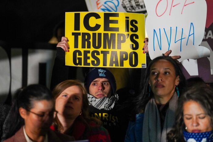 Agent ICE zastrelil mamu, ktorá vzala do školy syna. Trump o nej hovorí ako o teroristke. Foto - TASR/AP