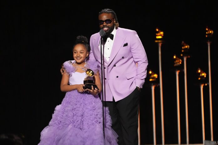 Grammy 2026: Cenu získala 8-ročná Aura V s otcom, ale aj dalajláma. Pozrite si fotogalériu. Foto -TASR/AP