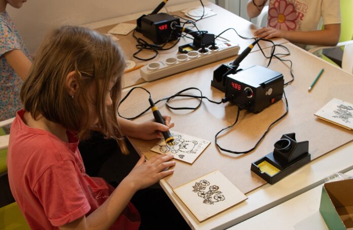 V inteligentnej dielni SmartLab v Bratislave pripravili 4 jedinečné workshopy pre deti od 8 rokov. Vyskúšať si budú môcť pyrografiu (vypaľovanie do dreva). Foto - SmartLab