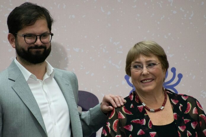 Čile oficiálne nominovalo svoju bývalú prezidentku Michelle Bacheletovú na post šéfky OSN, oznámil končiaci prezident Gabriel Boric (vľavo). Foto - TASR/AP