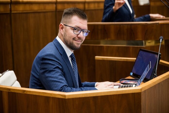 V diskusii TA3 poslanec za Hlas Igor Šimko na adresu poslankyne PS Zuzany Mesterovej hneď ukázal, ako etický zákon nefunguje. Foto - FB/I.S.
