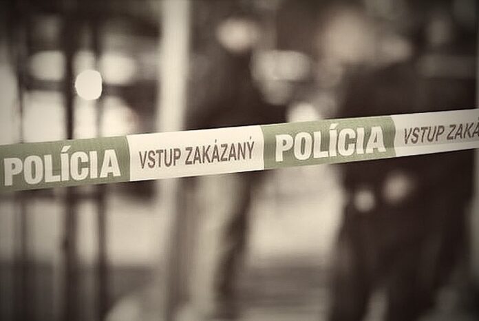 Z bytového domu v Bratislave vypadla 90-ročná žena. Foto - FB/PolíciaSR
