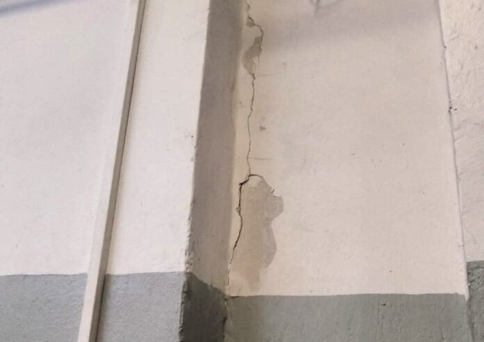 Po sobotnom zemetrasení zaznamenali seizmológovia 32 dotrasov. Mesto Šamorín hlásilo hlavne praskliny na budovách. Foto - FB/Mesto Šamorín