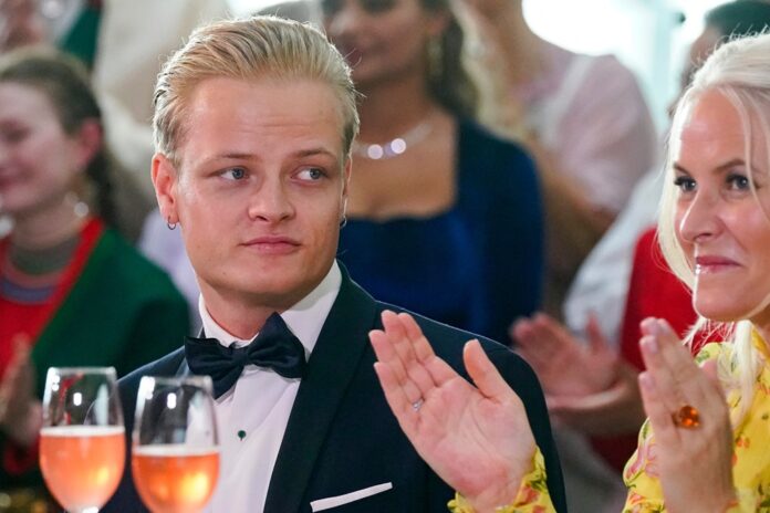 Nórska kráľovská rodina prežíva svoj najväčší škandál: Marius Borg Hoiby, syn korunnej princeznej Mette-Marit (vpravo) ide pred súd. Foto - TASR/AP