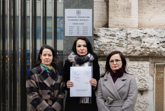 PS podáva trestné oznámenie pre prepojenia Epsteina na Slovensko - v strede Beáta Jurík. Foto - FB/B.J.
