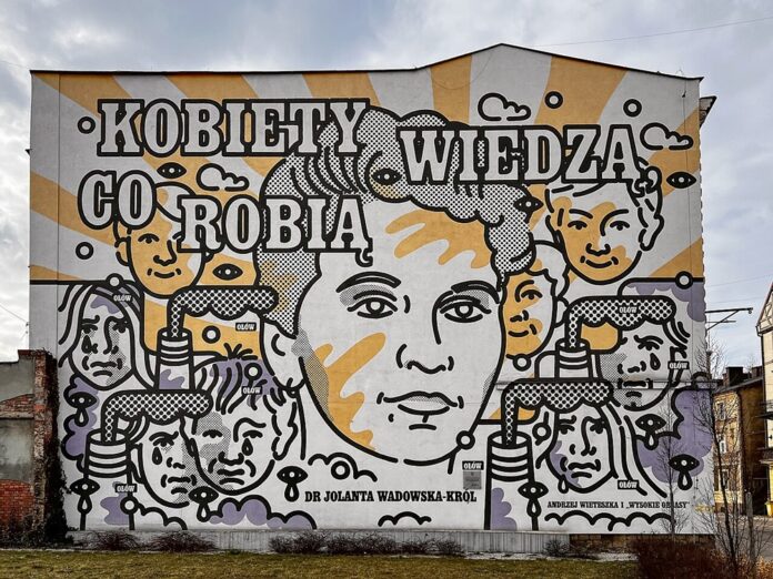 Jolanta Wadowska-Król na nástennej maľbe na nájomnom dome v Katoviciach s nápisom: Ženy vedia, čo robia. Foto - wikipedia
