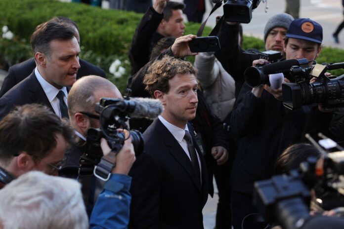 Mark Zuckerberg je pred súdom ako svedok v rámci prelomového občianskoprávneho procesu o závislosti mládeže od sociálnych sietí. Foto - TASR/AP