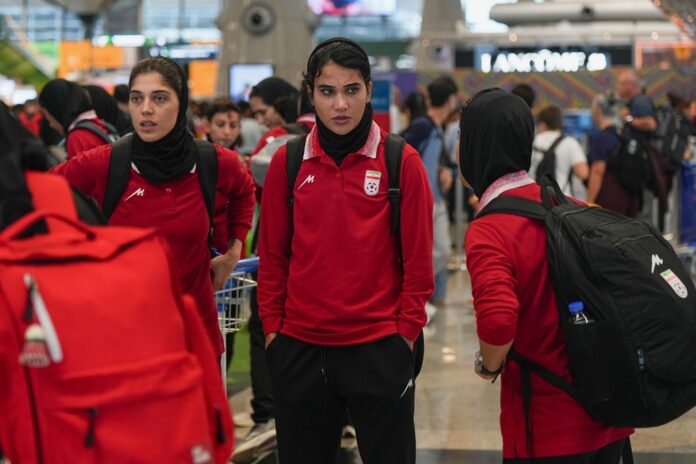 Iránske futbalistky stiahli žiadosti o azyl. V pondelok (16.3.2026) odleteli z letiska v malajziskom Sepangu do Iránu. Foto - TASR/AP