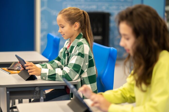 Školy sú vybavené digitálnymi technológiami, ale učí sa po starom. Foto - freepik