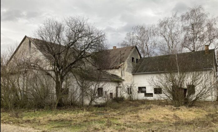 Prípad šikany v Miloslavove uzavreli. Na snímke bývalé družstvo v Miloslavove, kde sa incident odohral. Foto - archív ZvM