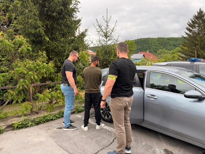 Zadržaný muž (v strede) tehotnú družku znásilňoval, nútil ju žobrať a robiť prostitúciu. Foto - FB/Polícia SR