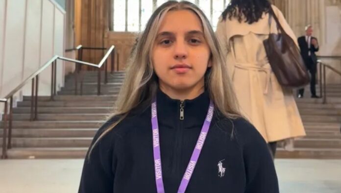 Na Slovensku chodila Laura do špeciálnej školy. Vzali ju na Cambridge. Foto - gofundme
