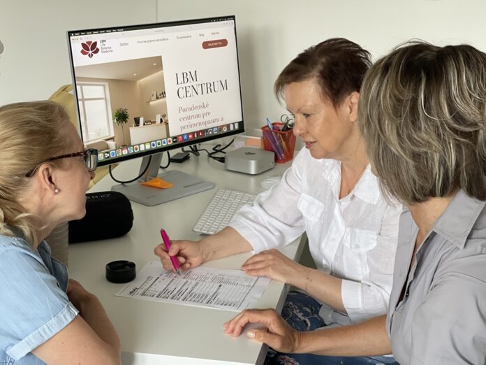 Menopauza nie sú len návaly tepla, je to viac než 34 príznakov, hovoria zakladateľky LBM Centra v Košiciach - Lucia Lucas (vľavo), MUDr. Božena Palovičová a Monika Kuhl (vpravo). Foto - LBM Centrum, Košice