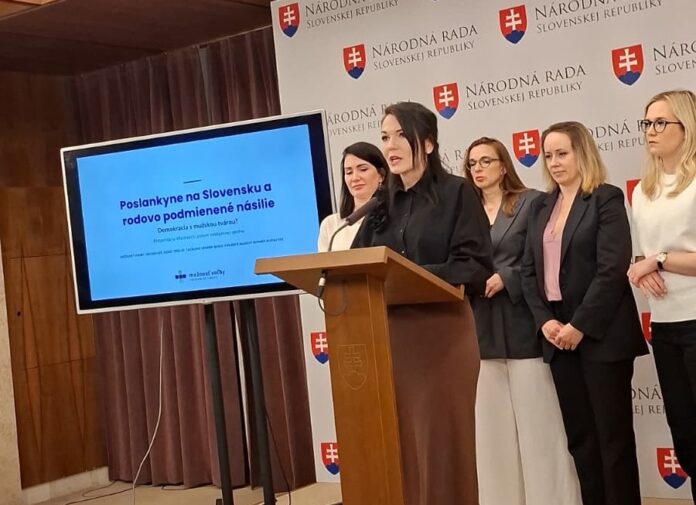 Beáta Jurík z Progresívneho Slovenska v príhovore citovala vulgarizmy, hrozby, nadávky, sexuálne narážky a vymenovala aj ich autorov. Foto - Možnosť voľby