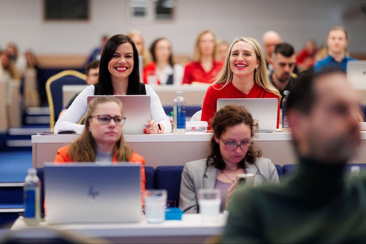Ak si vyberieš Digitálnu Univerzitu, najlepší spíkri z praxe ťa prevedú jednotlivými nástrojmi úplne od nuly. Fotka - Digitálna Univerzita