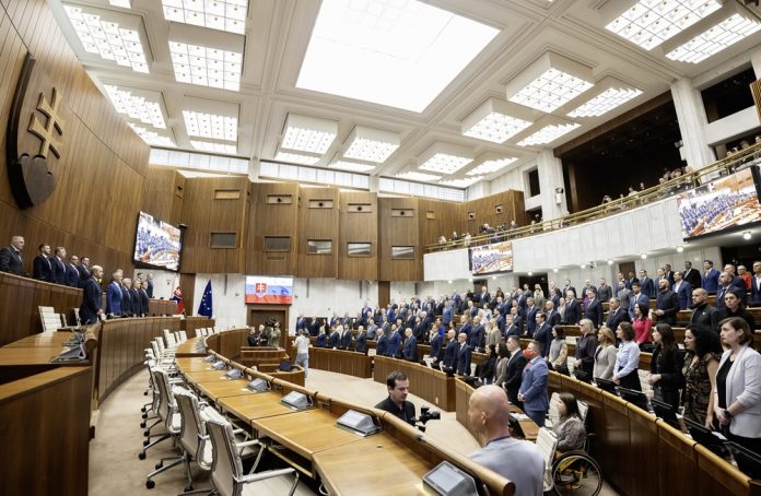 Cigaretový salónik áno, detský kútik nie. Slovenský parlament je druhý najhorší v EÚ. Foto - archív ZvM/TASR