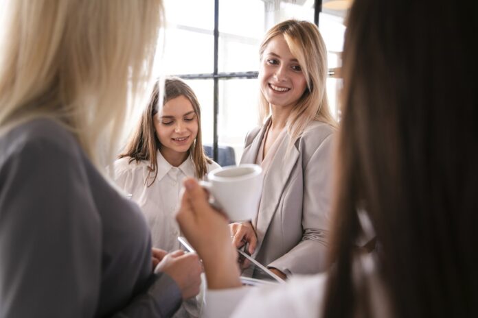 Ženský networking nie je len o káve. Výskumy ukazujú, že mení kariéry aj biznis. Foto - magnific