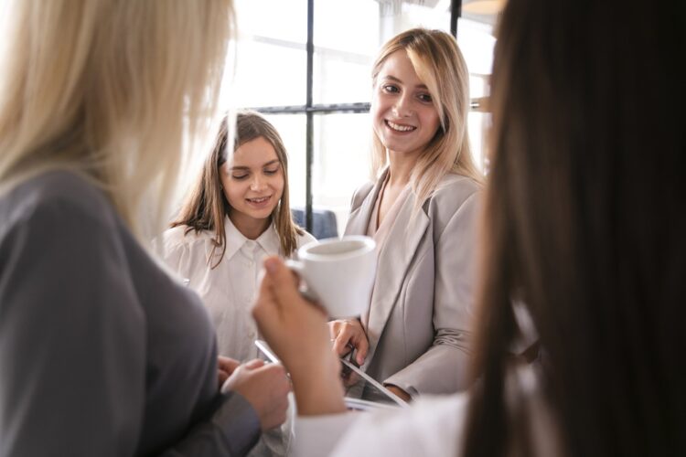 Ženský networking, aj porovnanie ženy a muži. Fotka - Magnific