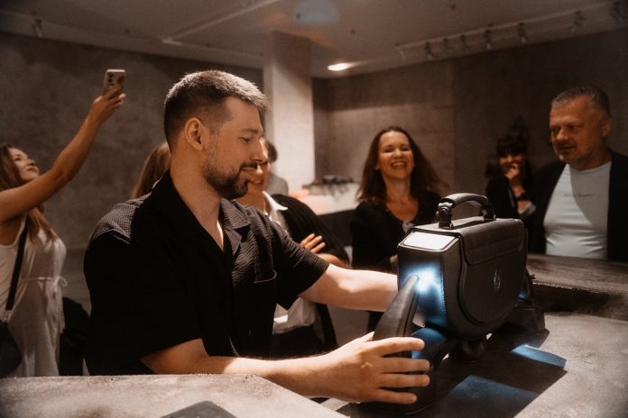 Lukas Lark tvorí kabelky pre ľudí, ktorí už vyrástli z potreby niekam zapadnúť. Foto - archív L.L.