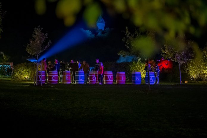 V jesenných Smoleniciach ponúknu jedenásť druhov medoviny. Foto - Včelovina