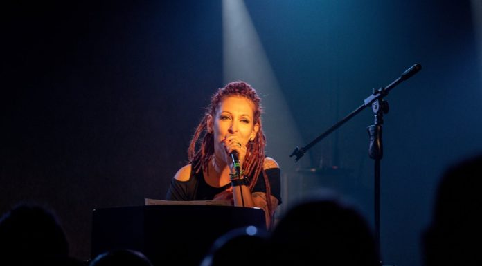 Dana Viktória vydala debut V náručí odvahy. Foto - Palo Hudec