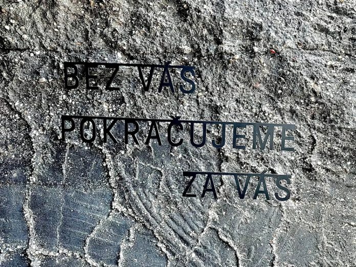 Na mieste, kde žili a 21. februára 2018 boli zavraždení novinár Ján Kuciak a jeho snúbenica Martina Kušnírová, cez víkend slávnostne otvorili Pamätník slobody slova. Foto - TSK