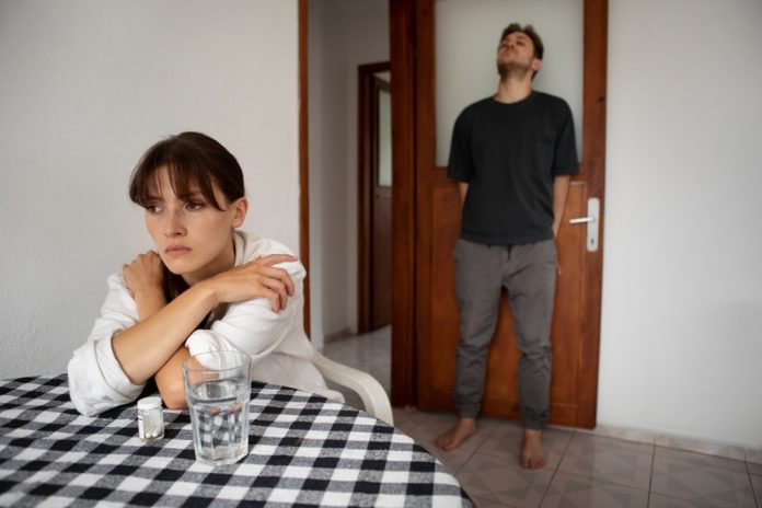 Nie každá žena je pripravená podať trestné oznámenie. Nie každá vie, či môže odísť a na koho sa obrátiť. To však neznamená, že má zostať bez pomoci. Ilustračné foto - magnific.com